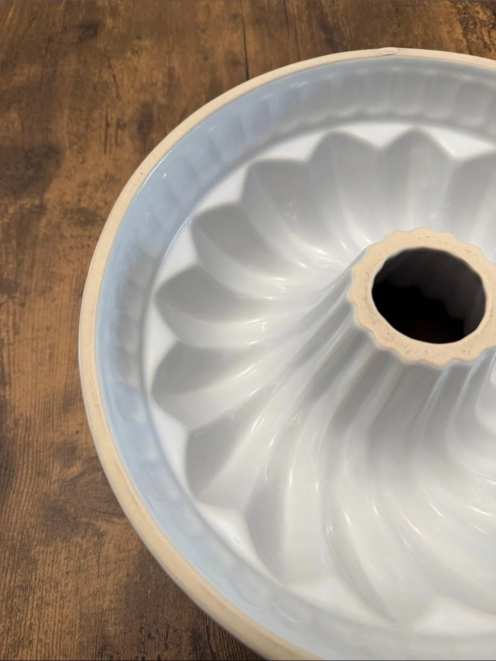 Williams Sonoma Vintage Retired White Glazed Stonewear Swirl Bundt Cake Pan NEW!